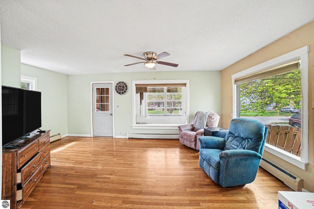 Image 4 of property listing at 133 Allen Avenue, Alma, MI 48801