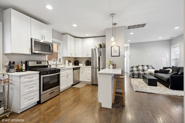 330 W EVERGREEN Avenue 3, Chicago, IL 60610