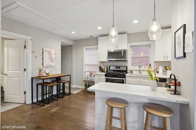 330 W EVERGREEN Avenue 3, Chicago, IL 60610