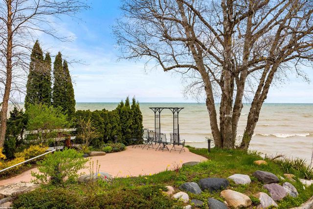 3864 Lakeshore Road, Deckerville, MI 48427