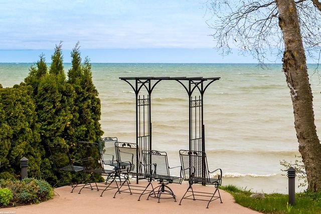 3864 Lakeshore Road, Deckerville, MI 48427