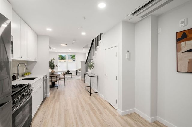 602 Canterbury U5, Boston, MA 02131