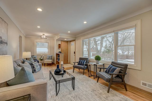 90 Finn Street S, Saint Paul, MN 55105