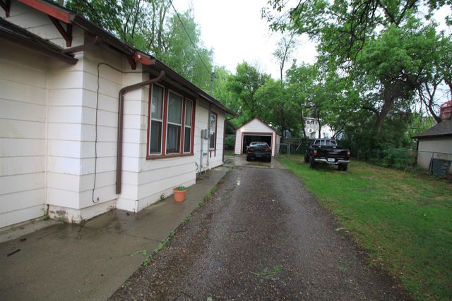 704 11th Ave NW, Minot, ND 58703