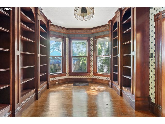 2022 N WILLAMETTE Blvd, Portland, OR 97217