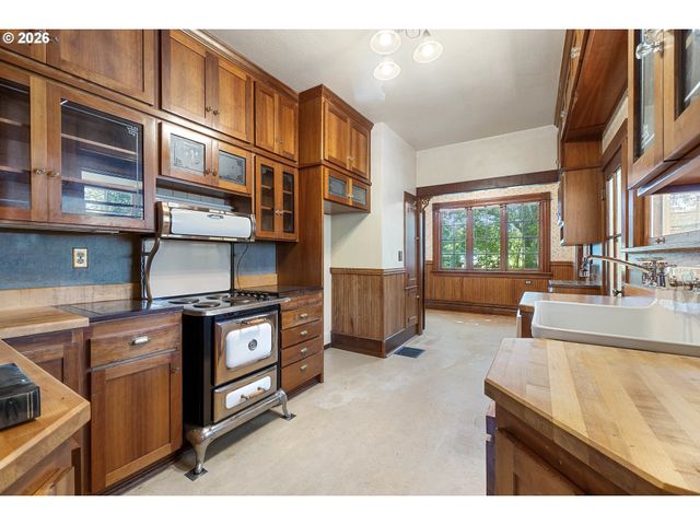 2022 N WILLAMETTE Blvd, Portland, OR 97217