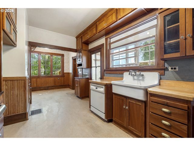 2022 N WILLAMETTE Blvd, Portland, OR 97217