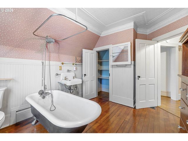 2022 N WILLAMETTE Blvd, Portland, OR 97217
