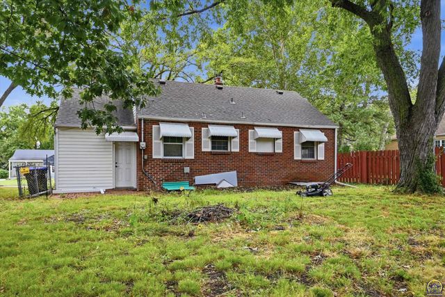 2415 SW Beverly CT, Topeka, KS 66611