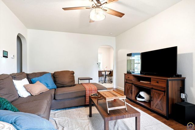 2415 SW Beverly CT, Topeka, KS 66611