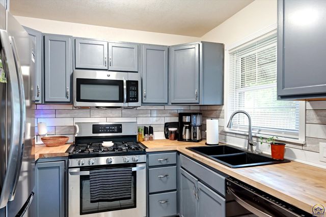 2415 SW Beverly CT, Topeka, KS 66611