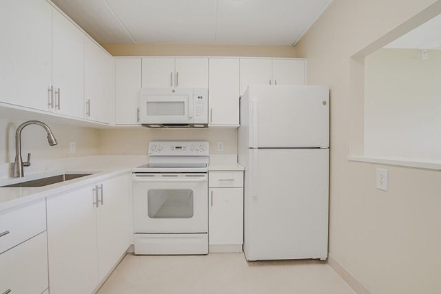 400 VILLAGE GREEN Circle W 105, Palm Springs, FL 33461