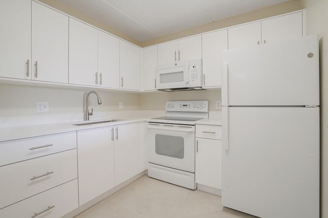 400 VILLAGE GREEN Circle W 105, Palm Springs, FL 33461