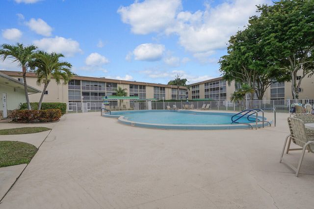 400 VILLAGE GREEN Circle W 105, Palm Springs, FL 33461