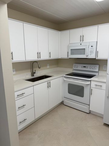 400 VILLAGE GREEN Circle W 105, Palm Springs, FL 33461