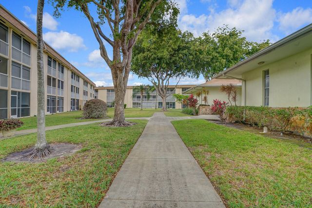 400 VILLAGE GREEN Circle W 105, Palm Springs, FL 33461