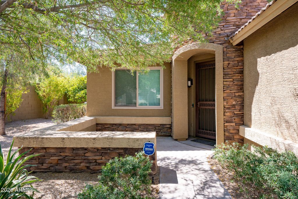 Image 5 of property listing at 1527 E GARY Way, Phoenix, AZ 85042