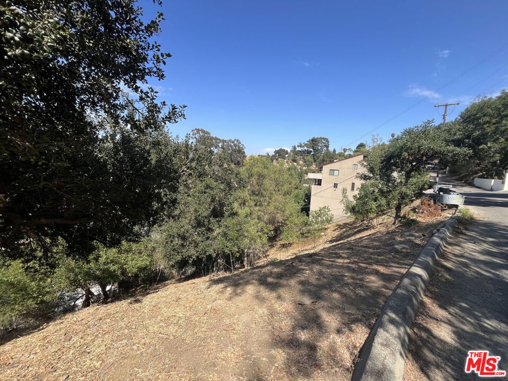 Image 3 of property listing at 7247 W Sunnydip Trail, Los Angeles, CA 90068