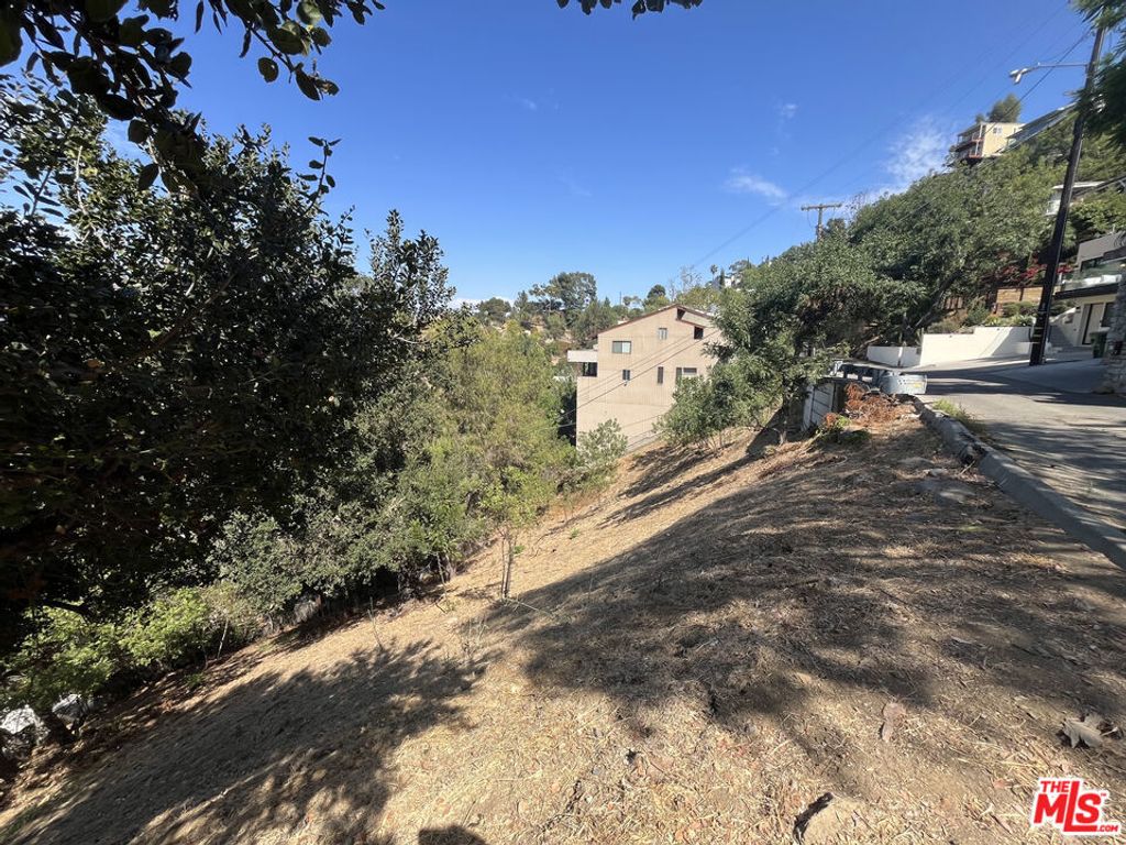 Image 4 of property listing at 7247 W Sunnydip Trail, Los Angeles, CA 90068