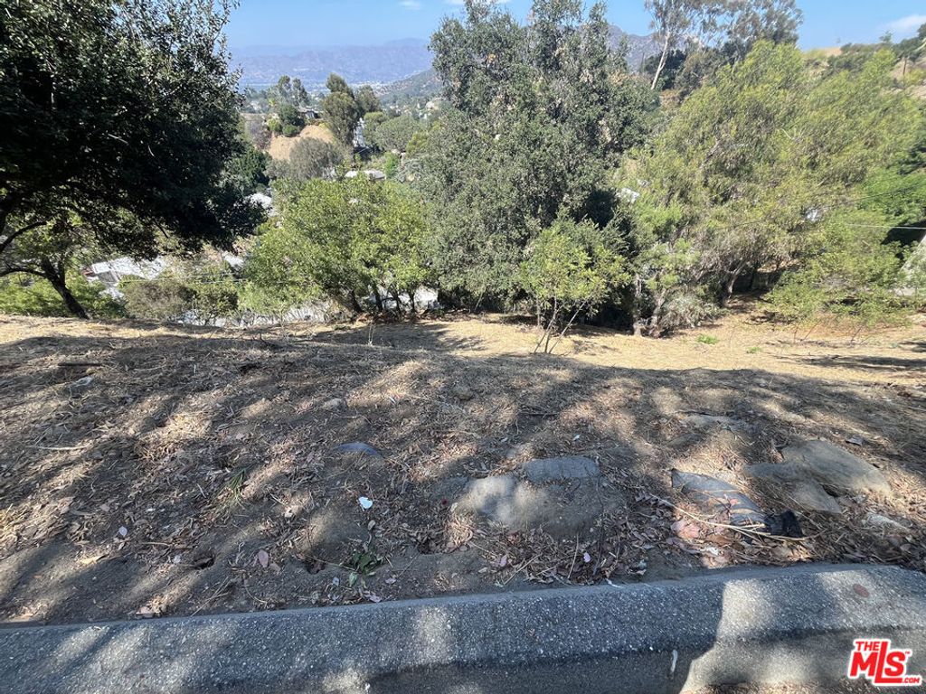 Image 5 of property listing at 7247 W Sunnydip Trail, Los Angeles, CA 90068