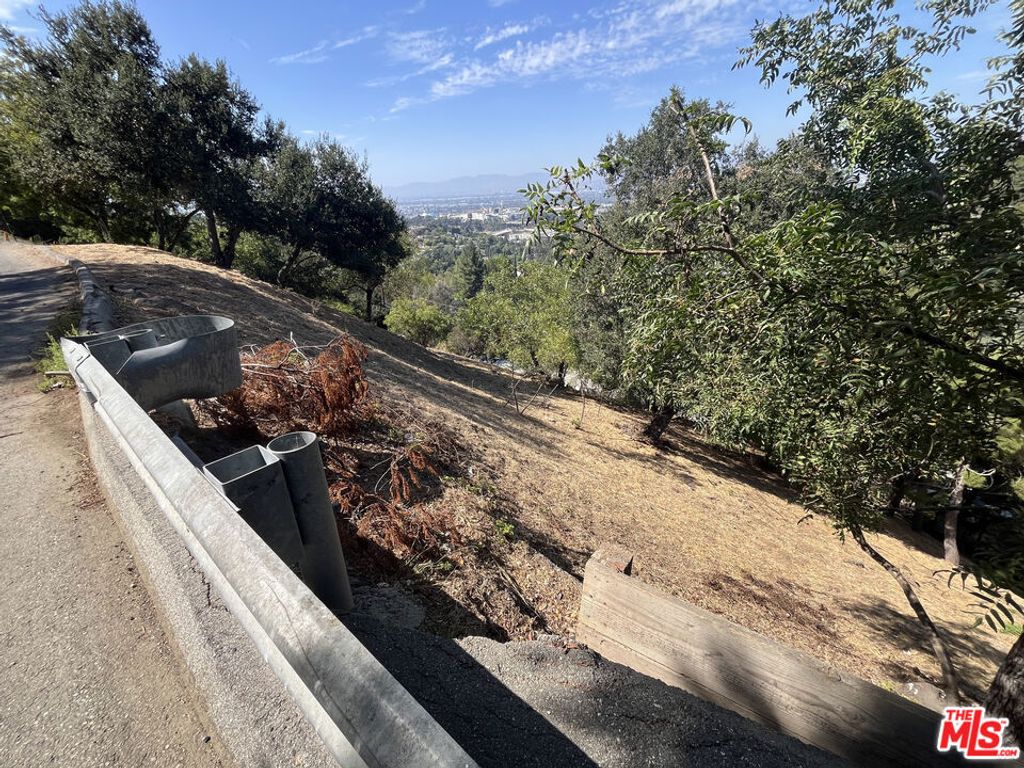Image 6 of property listing at 7247 W Sunnydip Trail, Los Angeles, CA 90068