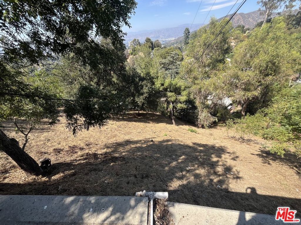Image 8 of property listing at 7247 W Sunnydip Trail, Los Angeles, CA 90068