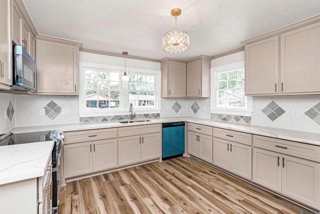 275 E Riveroaks Dr, Baton Rouge, LA 70815