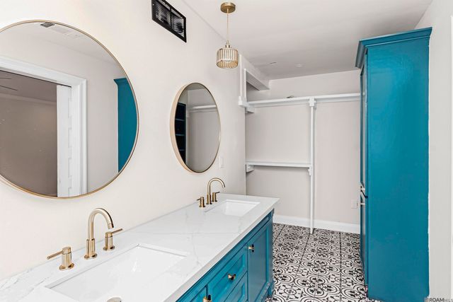 275 E Riveroaks Dr, Baton Rouge, LA 70815