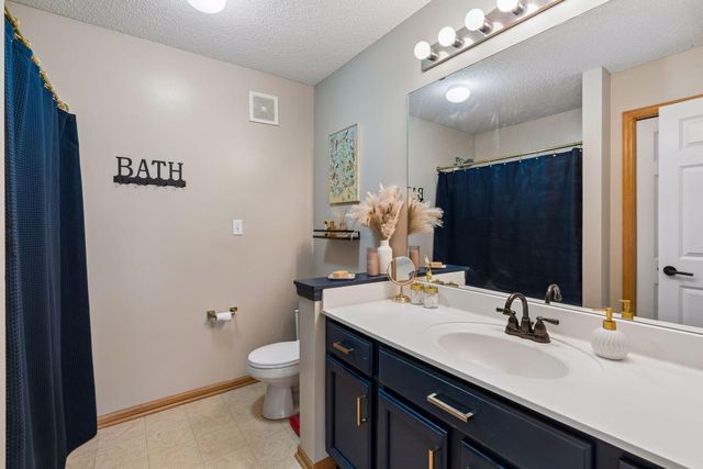 8829 Brunswick Path 1204, Inver Grove Heights, MN 55076