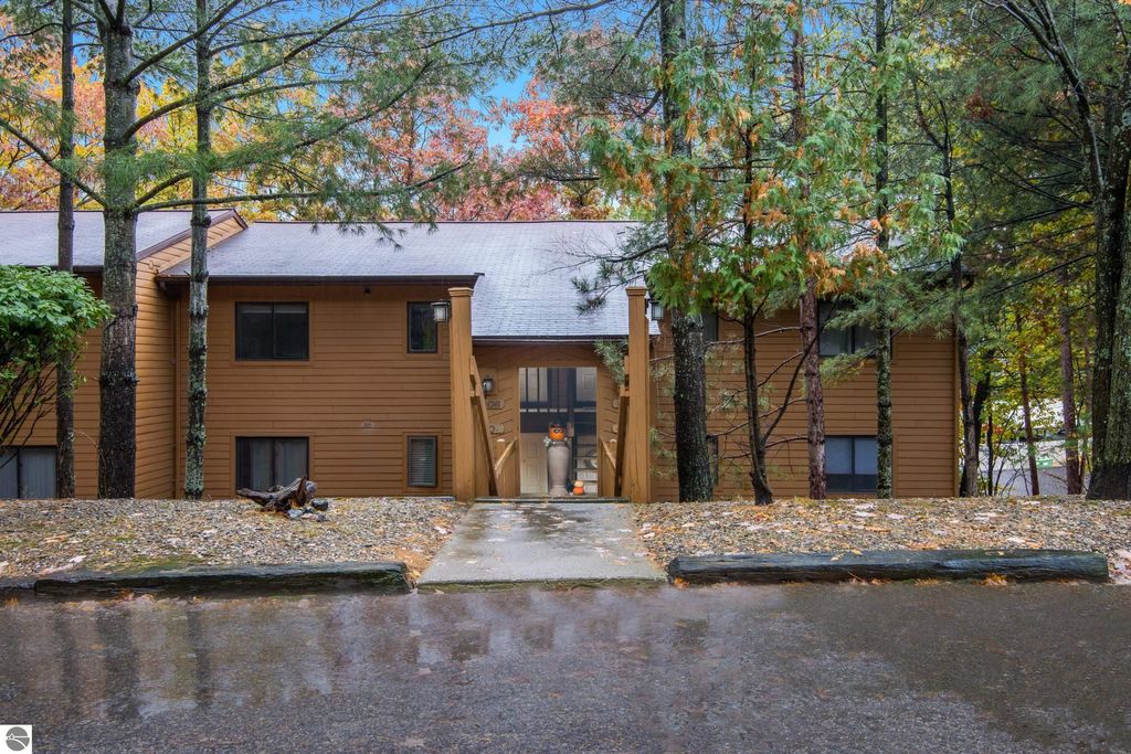 4106 Robin Hood Lane, Traverse City, MI 49684