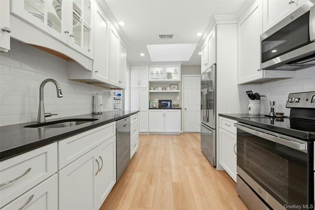 210 Elton Court W, Saint James, NY 11780