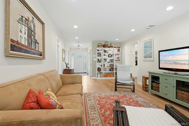 210 Elton Court W, Saint James, NY 11780