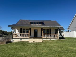 805 N Charlotte St, Dickson, TN 37055