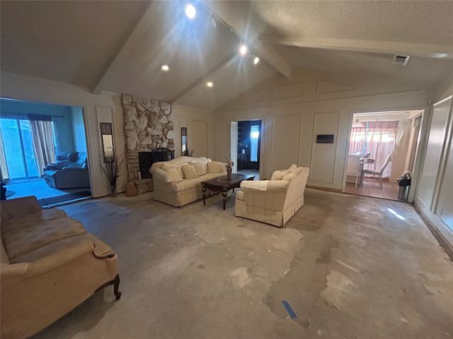 906 Heather Knoll Drive, Desoto, TX 75115