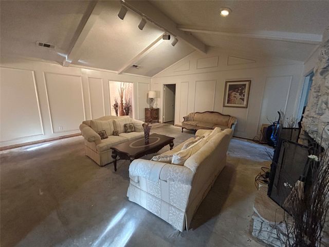 906 Heather Knoll Drive, Desoto, TX 75115