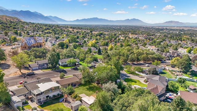 1085 E GROVE CREEK DR, Pleasant Grove, UT 84062