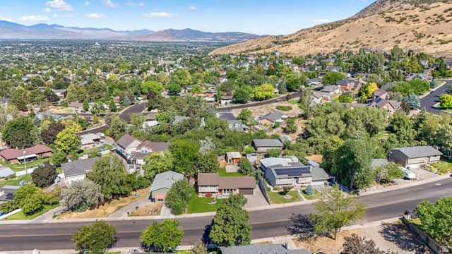 1085 E GROVE CREEK DR, Pleasant Grove, UT 84062