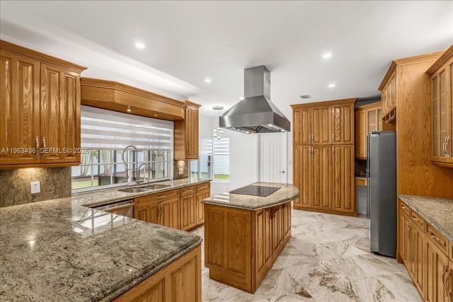 15507 NW 82nd Ct, Miami Lakes, FL 33016