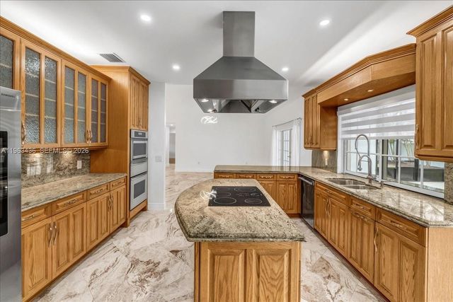 15507 NW 82nd Ct, Miami Lakes, FL 33016