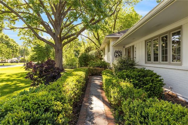 3636 W 89th Street, Leawood, KS 66206