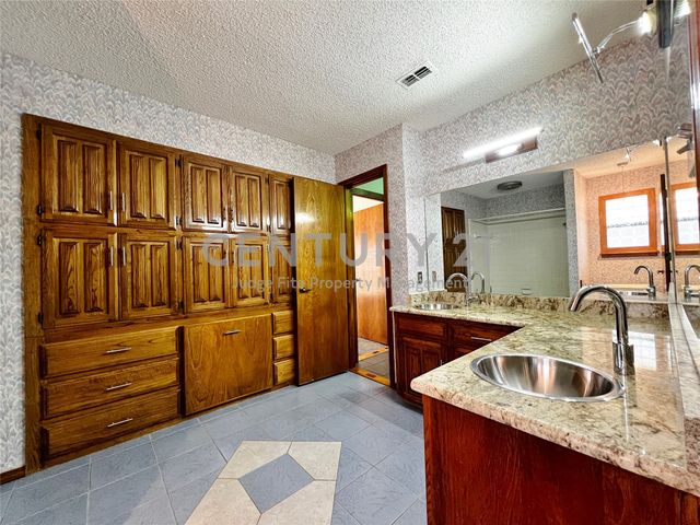 812 Newport Road, Fort Worth, TX 76120