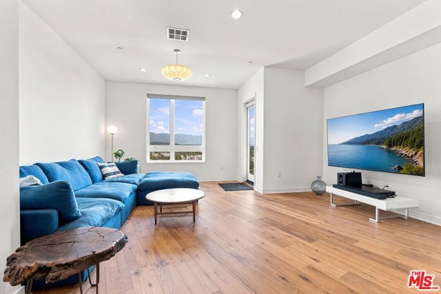 1035 N White Knoll Drive, Los Angeles, CA 90012