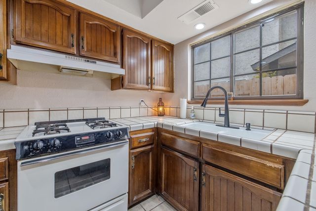 2218 N Oakhurst Street, Visalia, CA 93292