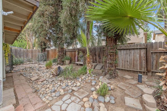 2218 N Oakhurst Street, Visalia, CA 93292