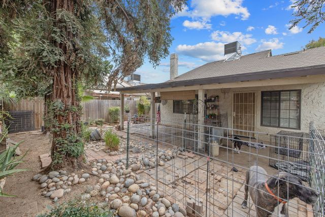 2218 N Oakhurst Street, Visalia, CA 93292