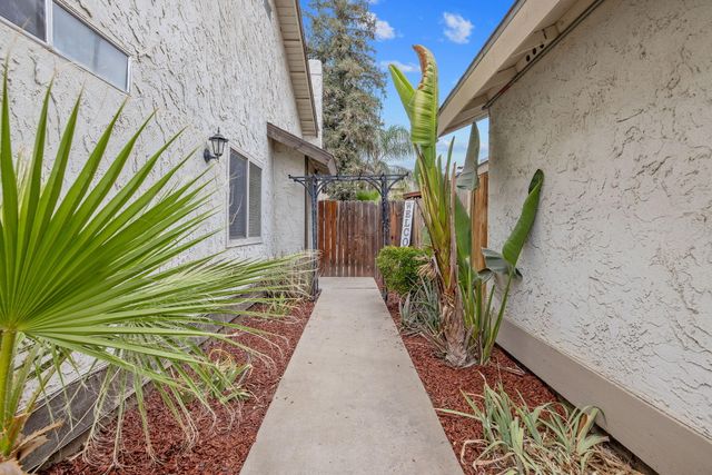 2218 N Oakhurst Street, Visalia, CA 93292