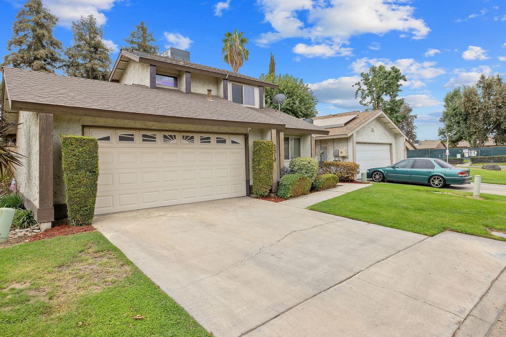 2218 N Oakhurst Street, Visalia, CA 93292