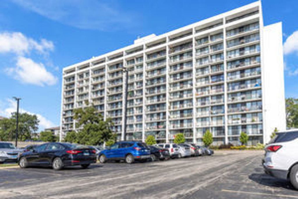 2005 S Finley Road 705, Lombard, IL 60148