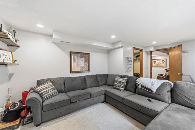 802 Edgewater Drive, Polk City, IA 50226