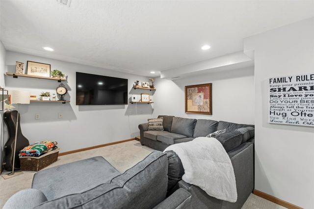802 Edgewater Drive, Polk City, IA 50226